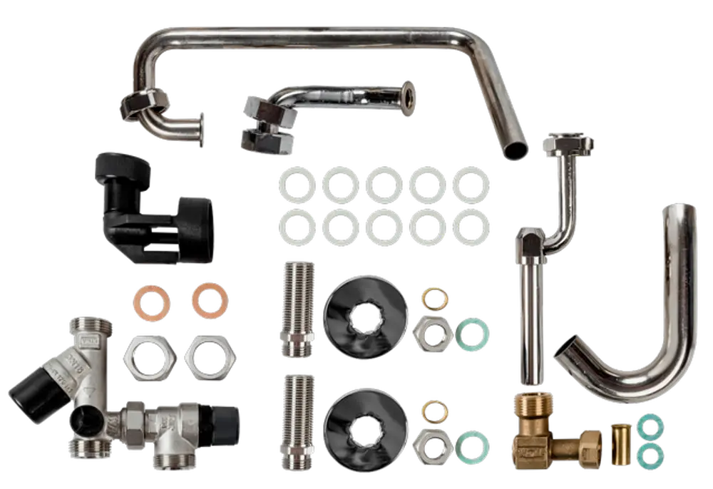 Anschluss-Set mit verschiedenen Rohrstücken, Dichtungen und Fittings, präsentiert in einem kompakten Layout, geeignet für Warmwasserinstallationen von Wolf.